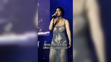Arisa in concerto a San Siro canta coi le tettone in bella vista