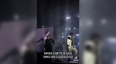 Arisa in concerto a San Siro canta coi le tettone in bella vista
