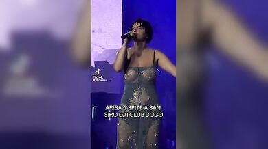 Arisa in concerto a San Siro canta coi le tettone in bella vista