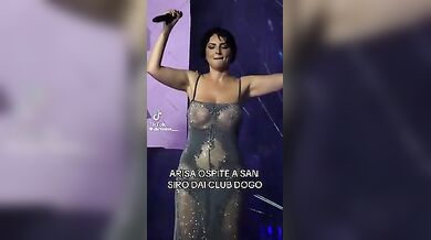 Arisa in concerto a San Siro canta coi le tettone in bella vista