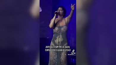 Arisa in concerto a San Siro canta coi le tettone in bella vista