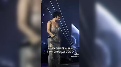 Arisa in concerto a San Siro canta coi le tettone in bella vista