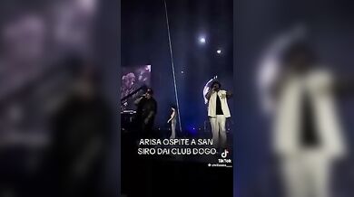 Arisa in concerto a San Siro canta coi le tettone in bella vista