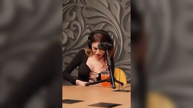 Asia Gianese esce le tette in radio