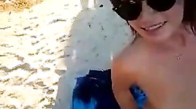 Basta amore c'è troppa gente! Zitta e succhia troia - Moglie offerta in spiaggia