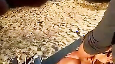 Basta amore c'è troppa gente! Zitta e succhia troia - Moglie offerta in spiaggia