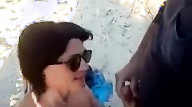 Basta amore c'è troppa gente! Zitta e succhia troia - Moglie offerta in spiaggia