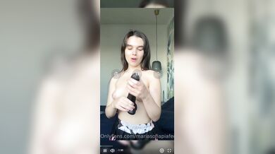 Maria Sofia prova dildo nero con amica