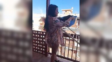 Come fare tirare il cazzo al vicino stendendo i panni