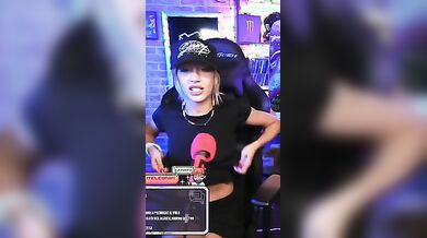 Chadia Rodriguez in live vuole uscire le tette