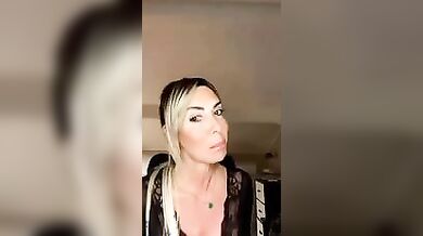 Emanuela Botto fa la porca coi fans