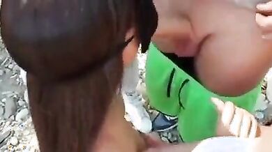 Giovane moglie italiana spompina in spiaggia sconosciuti