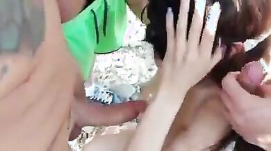 Giovane moglie italiana spompina in spiaggia sconosciuti