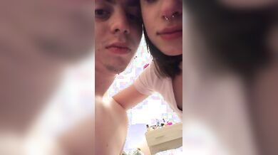 Scopa la sua giovane fidanzata 18 enne in webcam