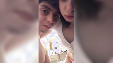 Scopa la sua giovane fidanzata 18 enne in webcam