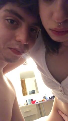 Scopa la sua giovane fidanzata 18 enne in webcam