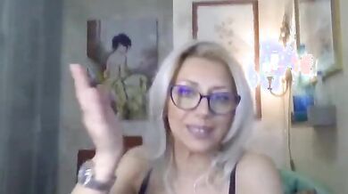 Iside72 si masturba con grosso dildo nero