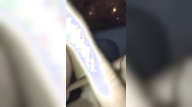 Riprende fidanzata italiana che si masturba in macchina