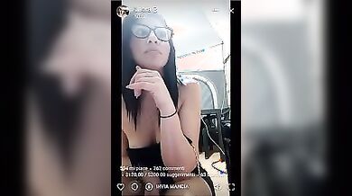 La napoletana Laura mostra le tette in live