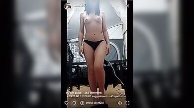 La napoletana Laura mostra le tette in live
