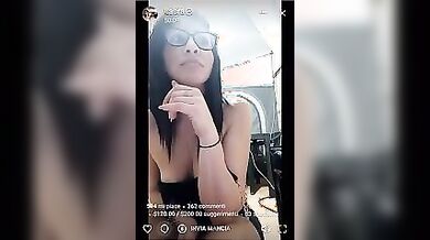 La napoletana Laura mostra le tette in live