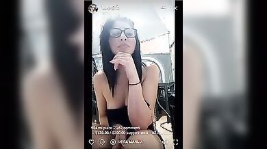 La napoletana Laura mostra le tette in live