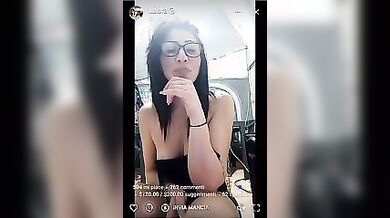 La napoletana Laura mostra le tette in live