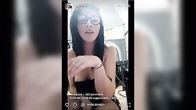 La napoletana Laura mostra le tette in live