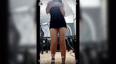 La napoletana Laura mostra le tette in live