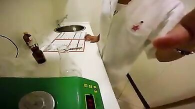 Infermiera scopa con medico nel laboratorio di analisi