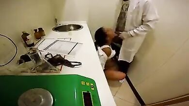 Infermiera scopa con medico nel laboratorio di analisi