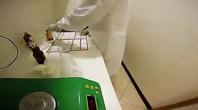 Infermiera scopa con medico nel laboratorio di analisi