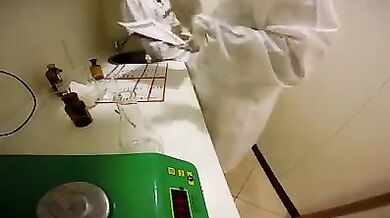 Infermiera scopa con medico nel laboratorio di analisi