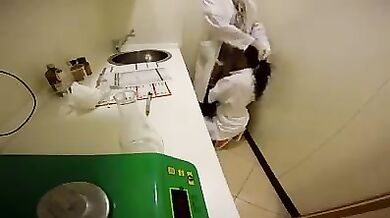 Infermiera scopa con medico nel laboratorio di analisi