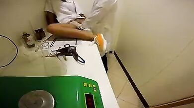 Infermiera scopa con medico nel laboratorio di analisi