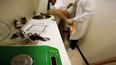 Infermiera scopa con medico nel laboratorio di analisi