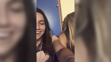 Dove lo hai fatto sborrare dimmi,in bocca? No sulle tette