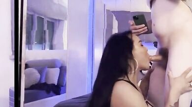 Trans italiana fa un pompino al suo cliente