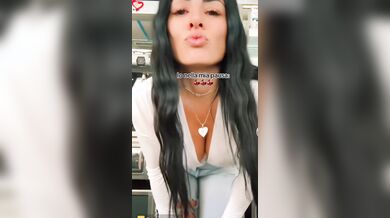 Barista italiana con belle tettone