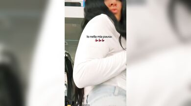 Barista italiana con belle tettone