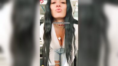 Barista italiana con belle tettone