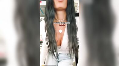 Barista italiana con belle tettone