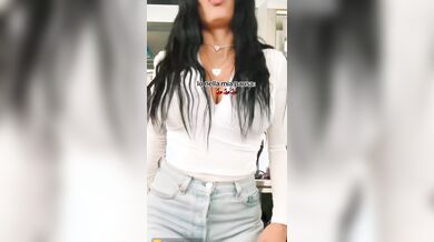 Barista italiana con belle tettone