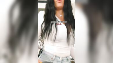 Barista italiana con belle tettone