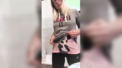 Carolina Barabaschi spogliarello e ditalino in bagno