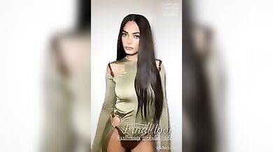 Elodie da cazzo in erezione