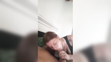 Pompino fidanzata rossa tatuata sborrata in bocca