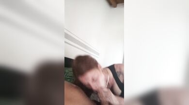 Pompino fidanzata rossa tatuata sborrata in bocca