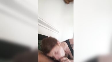 Pompino fidanzata rossa tatuata sborrata in bocca