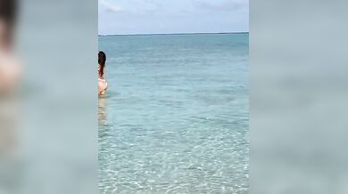 Guendalina in bikini al mare